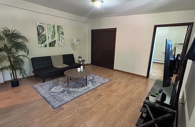 Cozy 1 bedroom apartment across from the airport with WiFi.