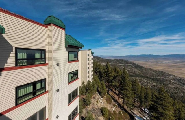 Cozy 1-bedroom apartment in pleasant Stateline with fitness room, WiFi