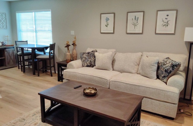 Cozy 1-bedroom apartment with WiFi, AC, located in Old Town Burleson