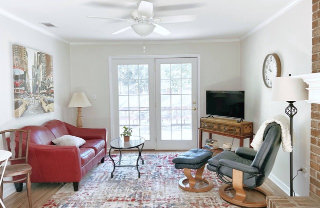 Cozy 1-bedroom apartment in beautiful Savannah with WiFi, AC