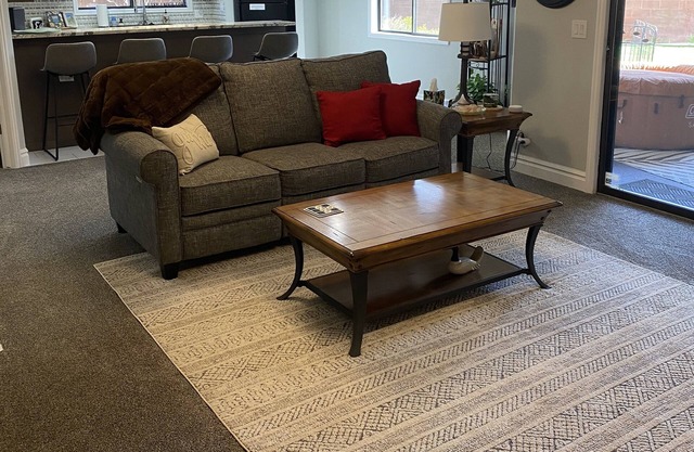 Cozy 1-bedroom apartment in St. George with AC, WiFi, BBQ grill and hot tub