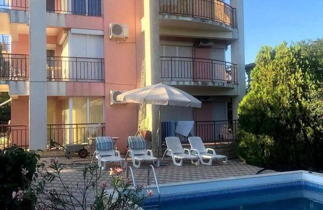 Cozy 1-bedroom apartment near Sunny Beach with pool, AC, WiFi