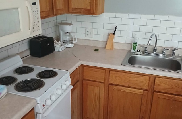 Cozy 1-bedroom apartment in welcoming Bangor Attached to the Main House.