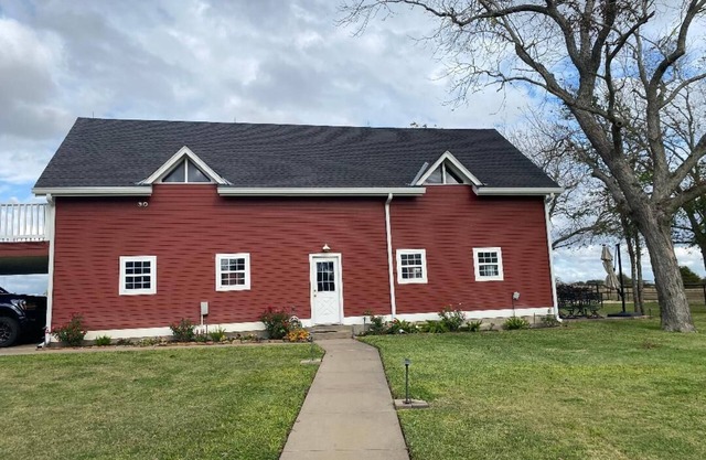 Cozy 1-bedroom apartment in charming Burton 9 minutes from ROUND TOP!