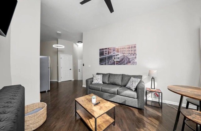 Cozy 1 Bedroom Apt near Logan Sq Chicago