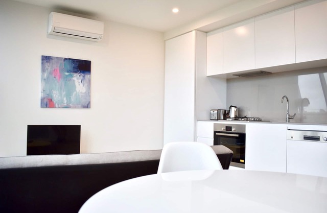 Brand New 1 Bedroom in South Melbourne In Luxury High Rise Block