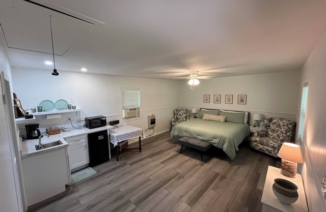 Cozy 1 bedroom bungalow on acreage in Midwest City close to Tinker AFB.
