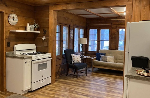 Cozy 1-bedroom cabin on Wisconsin River Chain - 200' from the Beach Bar & Grill
