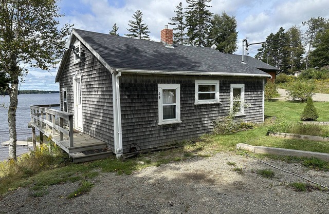 Cozy 1 bedroom cabin a few steps from Gardner Lake
