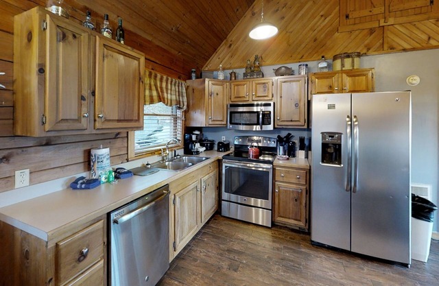 Cozy 1 Bedroom Cabin by RedAwning