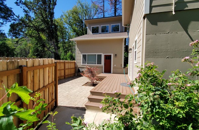 Cozy 1-bedroom condo with WiFi, AC, in Idleyld Park, views of North Umpqua River