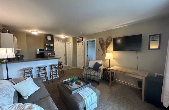 Cozy 1-bedroom condo at ski resort with WiFi, fitness room, pool & hottub