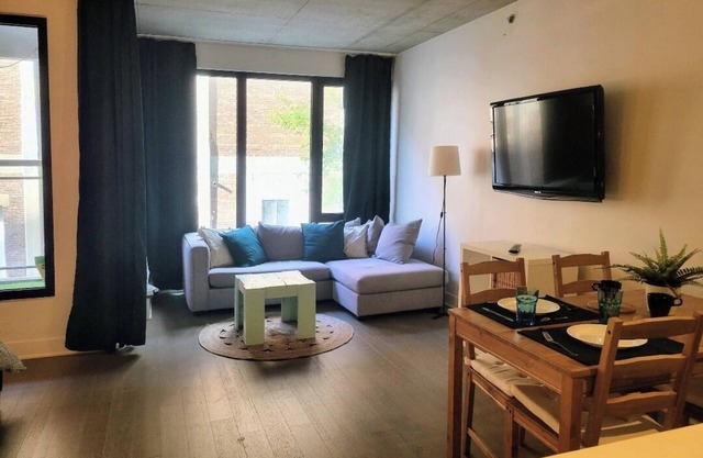 Cozy 1-bedroom condo in charming Griffintown with rooftop pool, fitness room