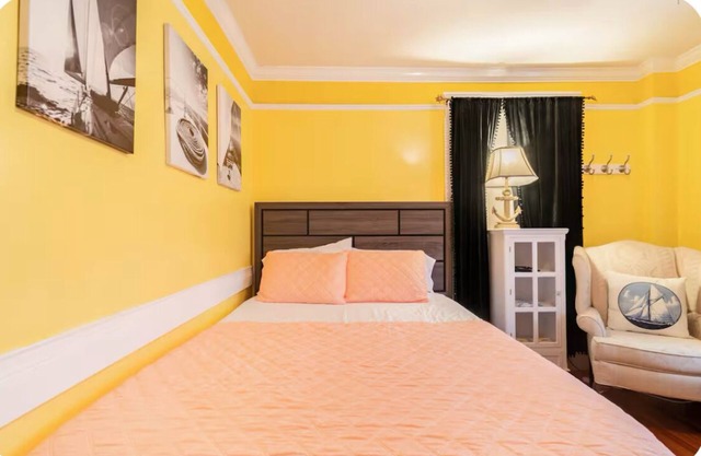 Cozy 1-bedroom condo in the heart of Newport