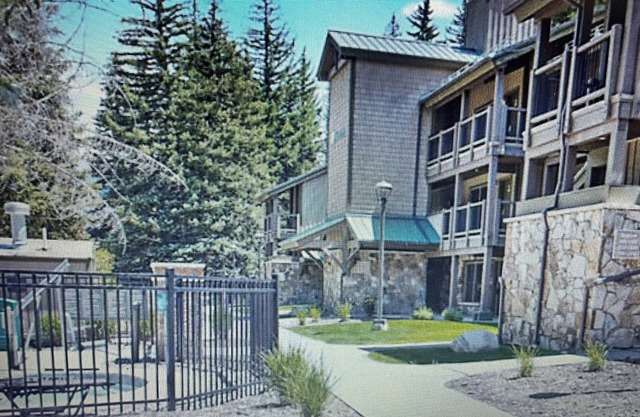 Cozy 1-bedroom condo in Vail with complimentary resort shuttle.