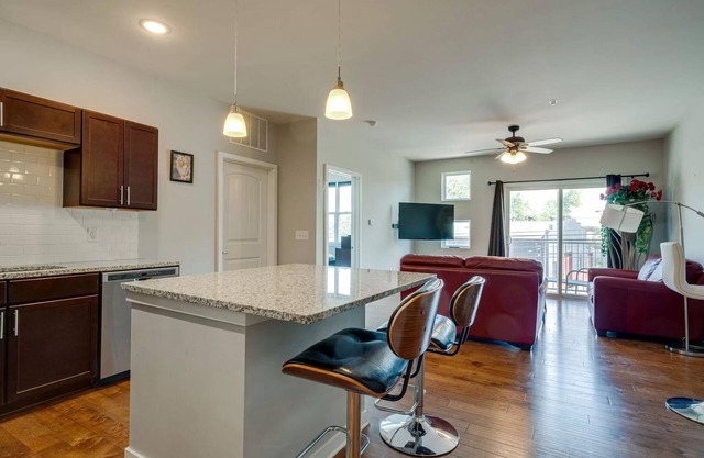 Cozy 1-bedroom condo in Nashville w/ WiFi, washer/dryer, minutes from downtown.
