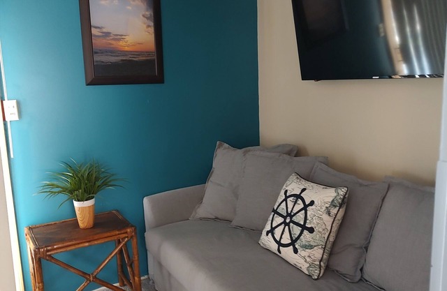 Cozy 1 bedroom cottage walking distance to Lake Michigan & downtown!