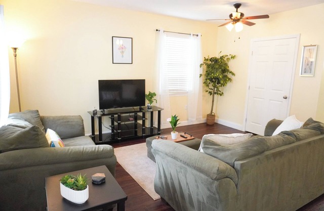 Cozy 1-bedroom Guesthouse with WiFi/AC near Downtown Charleston