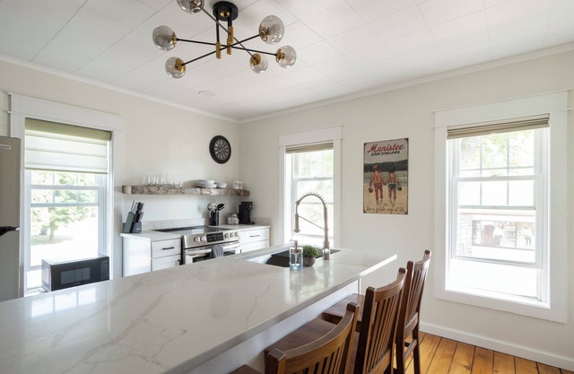Cozy 1+ Bedroom Haven with Charm and is a block from downtown!