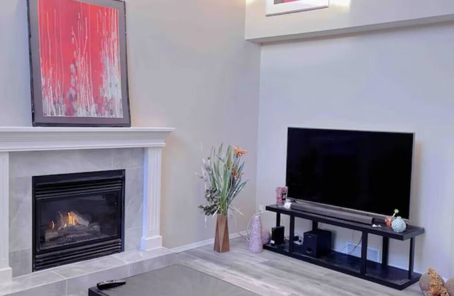 Cozy 1 bedroom in large house Calgary-UC,LRT, SAIT