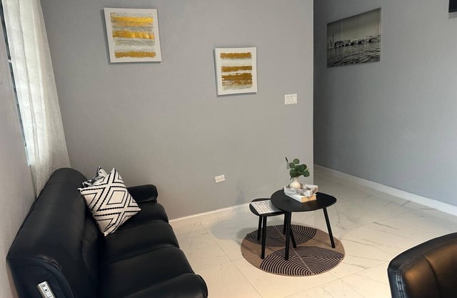 Cozy 1 Bedroom In The Quiet Of Diamond Estate. Equipped With All Amenties.