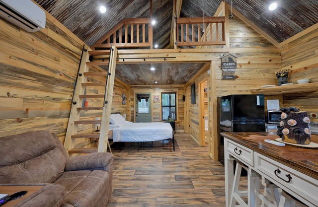 Cozy 1 bedroom + loft cabin, 3 miles to WPG, bring your ATV or rent one from us!