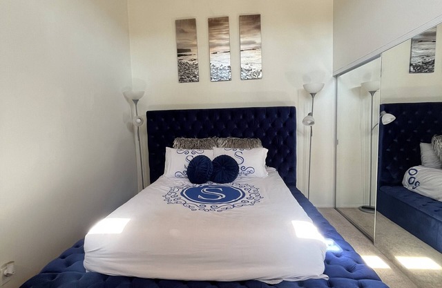 Cozy 1-bedroom Loft condo in enchanting Los Angeles with AC, WiFi