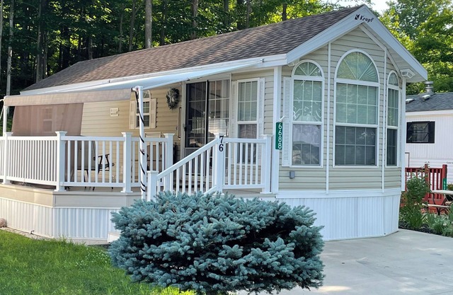 Cozy 1-bedroom mobile home in great community with AC, WiFi in charming Alanson