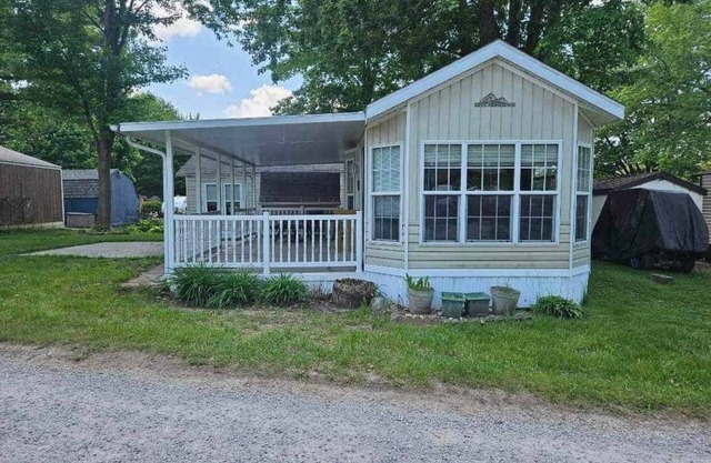 Cozy 1-bedroom mobile home with AC and WiFi in charming Pierceton