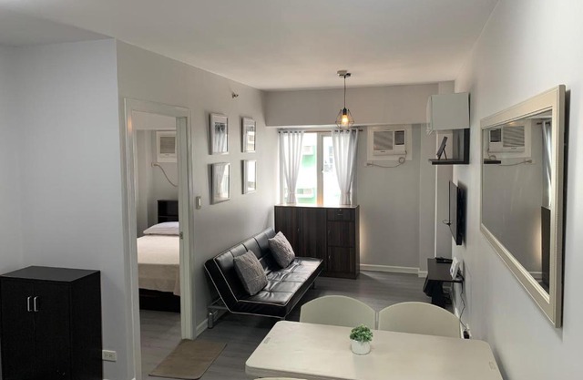 Cozy 1 Bedroom near Alabang Town Center and Molito with Wifi and Netflix