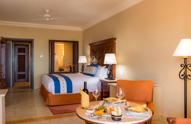 Cozy 1-bedroom resort with AC, WiFi in enchanting Cabo San Lucas
