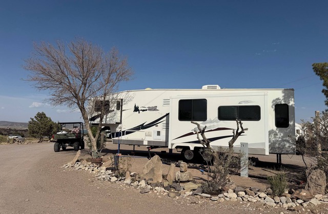 Cozy 1-bedroom Rv with pool,WiFi, AC in pleasant Elephant Butte