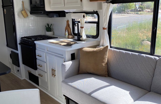 Cozy 1-bedroom remodeled RV with WiFi, AC in charming Leeds