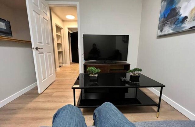 Alquiler acogedor de 1 dormitorio con estudio, estacionamiento gratuito