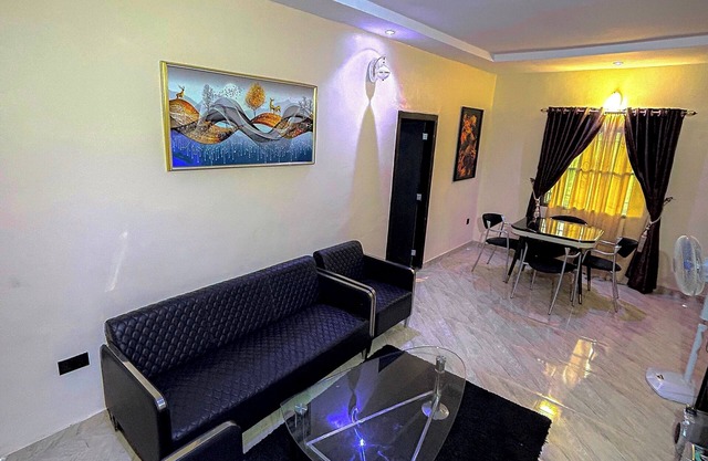 Cozy 1-BEDROOM WITH AC, WiFi, FULL kitchen, free parking, restaurant delivery