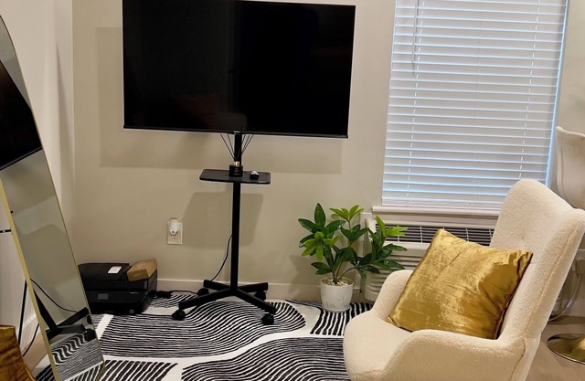 Cozy 1-bedroom with AC and WiFi in amazing Memphis downtown apartment.