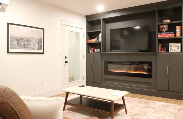 Cozy 1-bedroom with electric fireplace, just minutes from downtown Salem!
