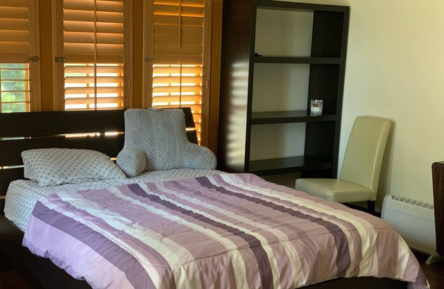Cozy 1 bedroom with private bathroom and free parking