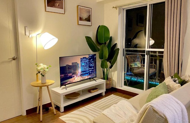 Cozy 1 BR Scandinavian/Tropical Condo with Balcony & Parking