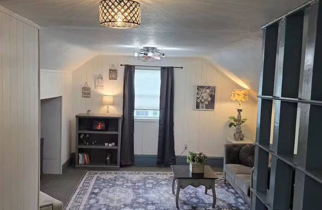 Cozy 1 BR townhouse near Lakes