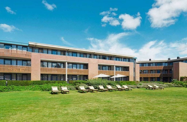 Cozy 1 King + Bunk | Heated Pool & Playground | Near Nes Beach