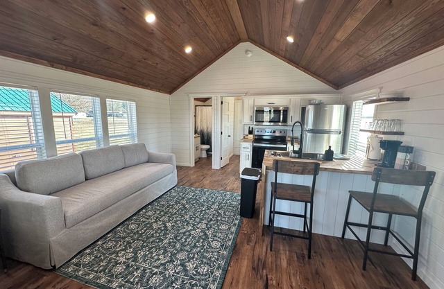Cozy 101 Cabin 1 bdrm on Smith Lake Located beside Smith Lake Park Boat Ramp