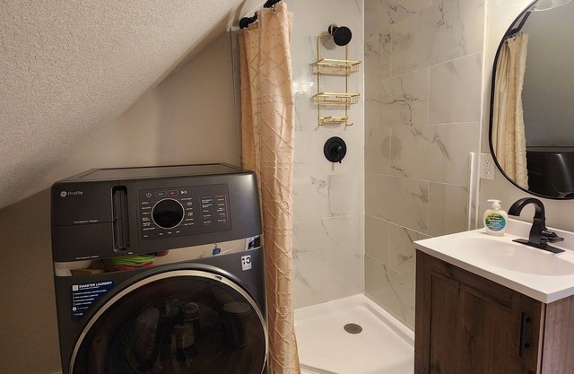 Cozy 1bd upper unit w/ Beautiful Kitchen, Laundry, & WiFi in marvelous LaCrosse