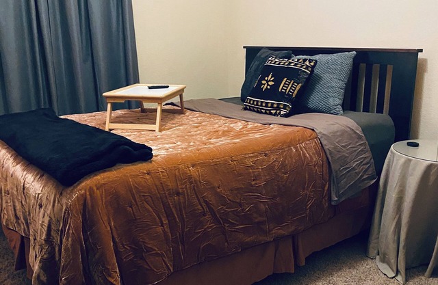Cozy 1BDR Queen ~ Kitchenette ~ Private Bath ~ 5 Star Award Winning Super Host