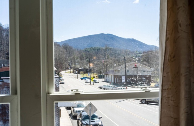 Cozy 1Bdrm Apartment Above Old Orchard Creek General Store