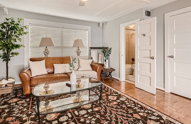 Cozy 1BR Carriage at SMU's Doorstep  Your Dallas Haven