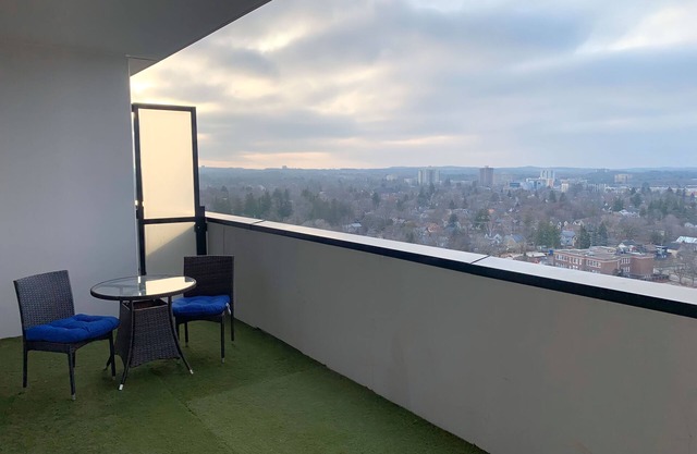 Cozy 1BR Condo w/ In-Suite Laundry, Gym, Free Parking and Full Kitchen