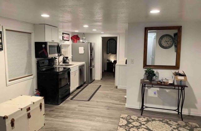 Cozy 1BR Cottage Near Lake, Trails & City Access
