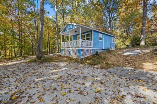 Cozy 1BR Cottage with Firepit Close to Downtown