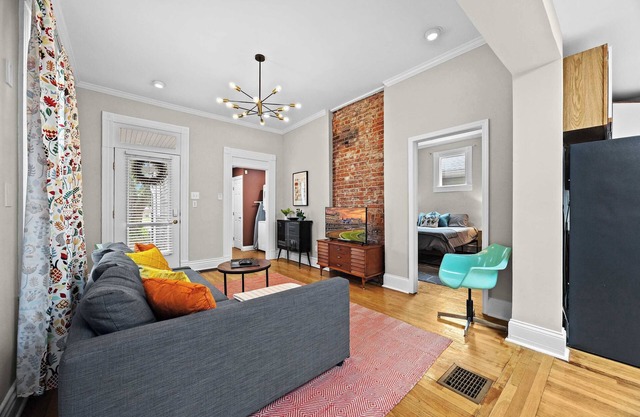 Cozy 1BR Near Downtown | King Bed + Full Kitchen!